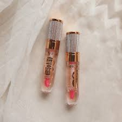 Beauty model lip gloss