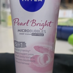 Nivea Extra Bright Micro Bubbles Deep Clean Scrub